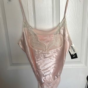 NWT-satin/lace bodysuit in peach